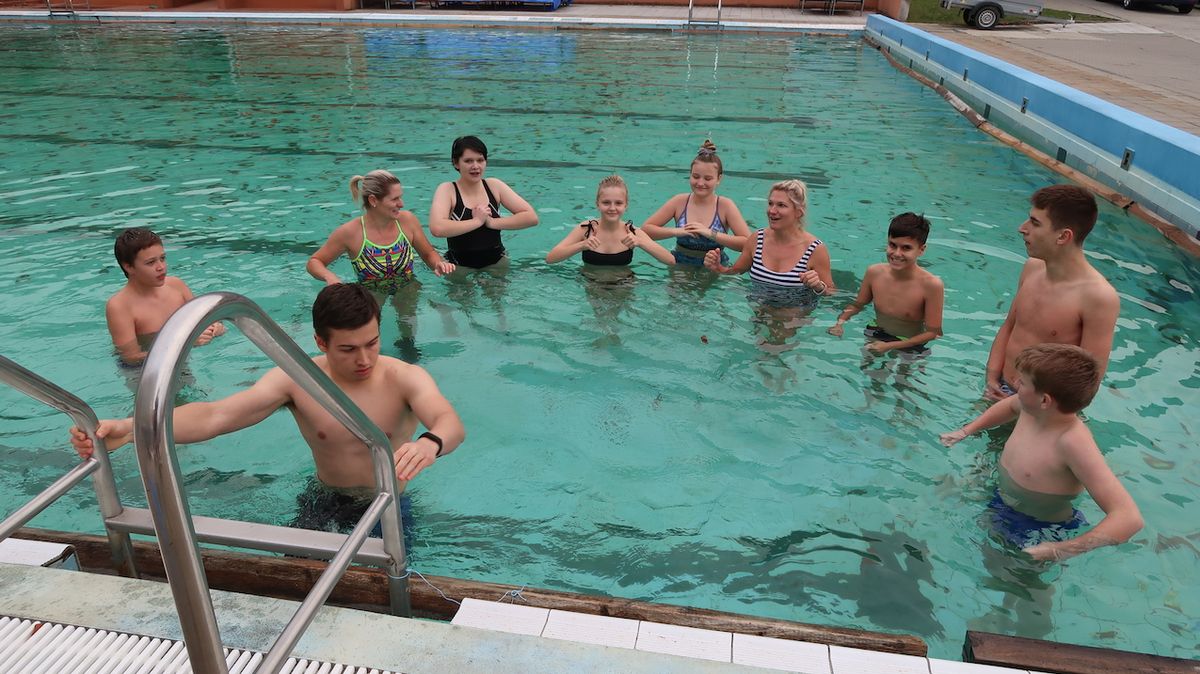 Gymnazisté se otužovali ve venkovním bazénu